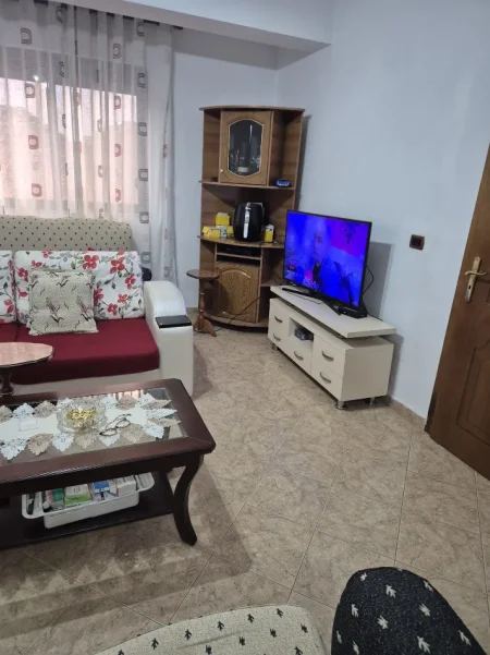 Tirane, jepet me qera shtepi 1+1 Kati 1, 72 m² 380 € (Prane Qsut tek Spitali Amerikan 2)