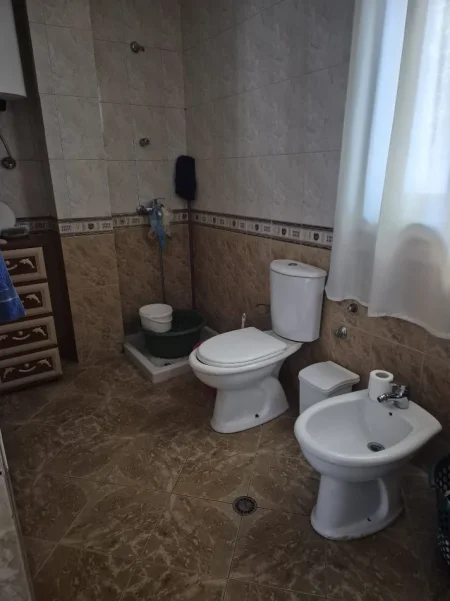 Tirane, jepet me qera shtepi 1+1 Kati 1, 72 m² 380 € (Prane Qsut tek Spitali Amerikan 2)