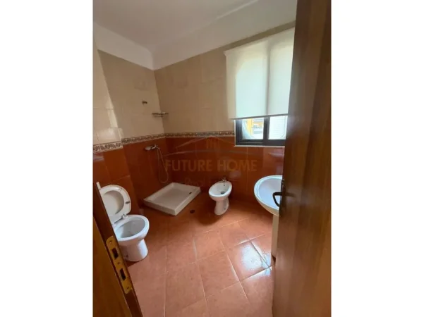 Tirane, jepet me qera apartament 2+1 Kati 6, 127 m² 1.300 € (Rruga e Kosovarëve)