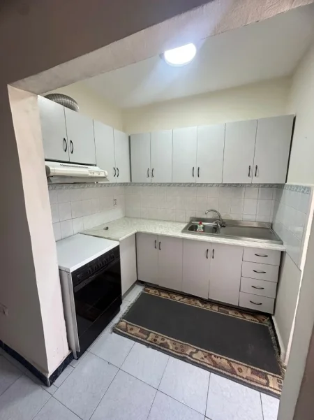 Tirane, jepet me qera apartament 2+1 Kati 5, 75 m² 400 € (Allias tek Katrori)