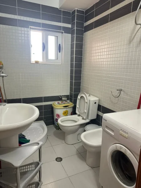 Tirane, jepet me qera apartament 2+1 Kati 5, 75 m² 400 € (Allias tek Katrori)