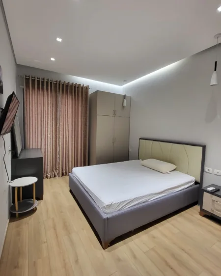 Tirane, jepet me qera apartament 1+1+Ballkon Kati 4, 75 m² 950 € (Kompleksi Delijorgji)