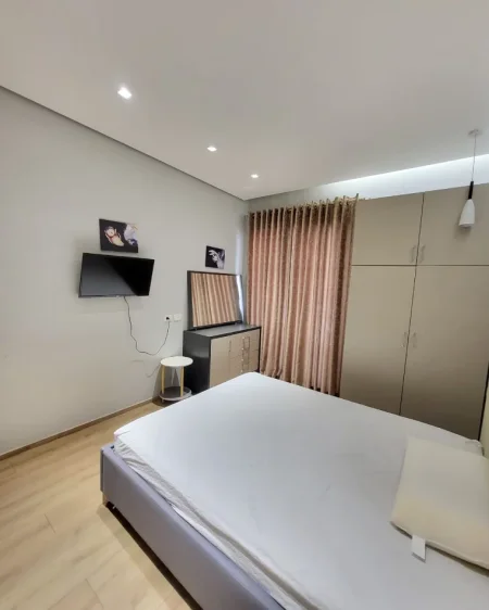 Tirane, jepet me qera apartament 1+1+Ballkon Kati 4, 75 m² 950 € (Kompleksi Delijorgji)