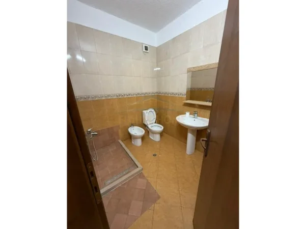 Tirane, jepet me qera zyre Kati 6, 127 m² 1.300 € (RRUGA E KOSOVAREVE)