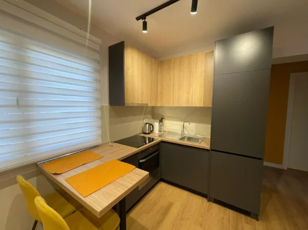 Tirane, jepet me qera apartament 1+1 Kati 5, 70 m² 600 € (PAZARI I RI)