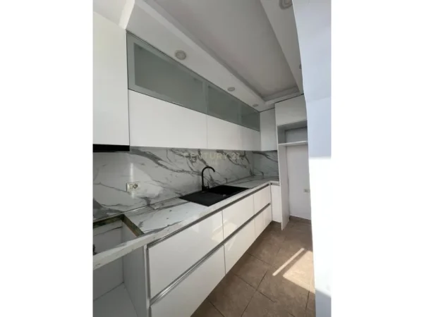 Tirane, shitet apartament 2+1+Ballkon Kati 5, 76 m² 163.000 € (rruga e kavajes)