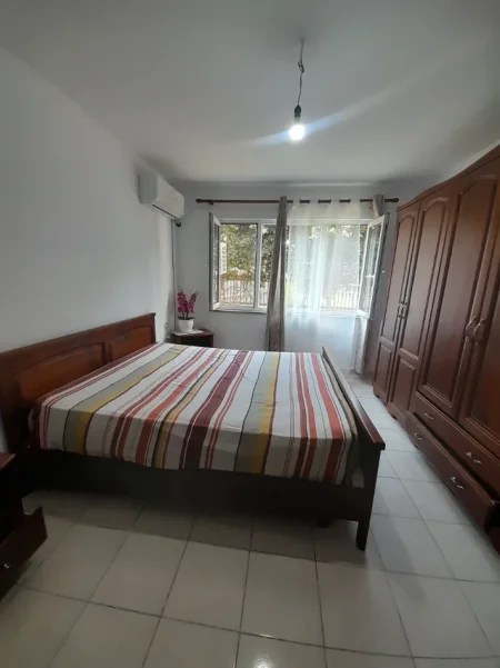 Tirane, jepet me qera apartament 2+1+2 Tualete, Kati 1 banim, 90 m² 500 € (Prane Shkolles Aleks Buda, Laprake, Tirane.)