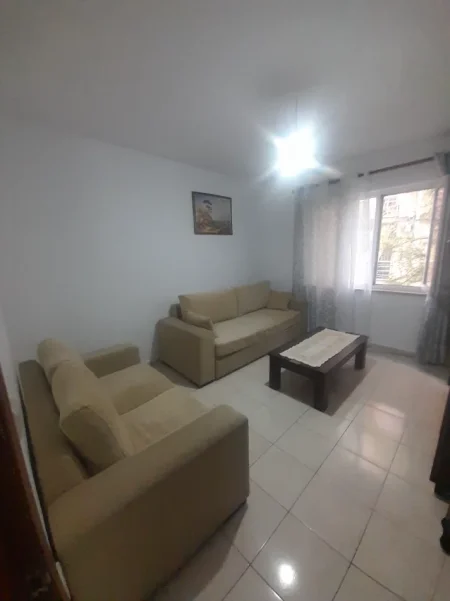 Tirane, jepet me qera apartament 2+1+2 Tualete, Kati 1 banim, 90 m² 500 € (Prane Shkolles Aleks Buda, Laprake, Tirane.)