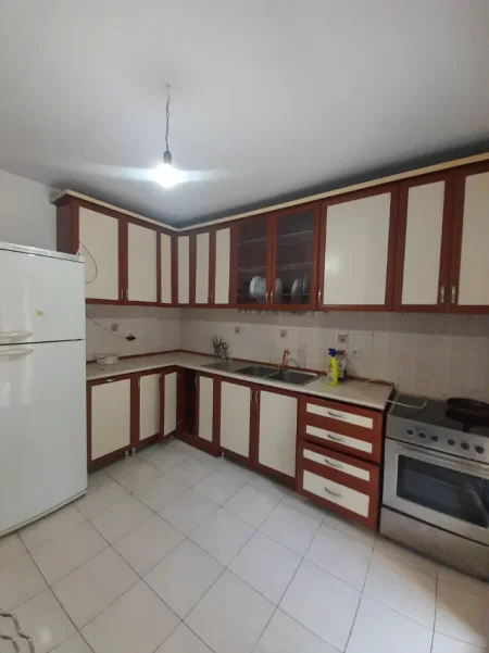 Tirane, jepet me qera apartament 2+1+2 Tualete, Kati 1 banim, 90 m² 500 € (Prane Shkolles Aleks Buda, Laprake, Tirane.)