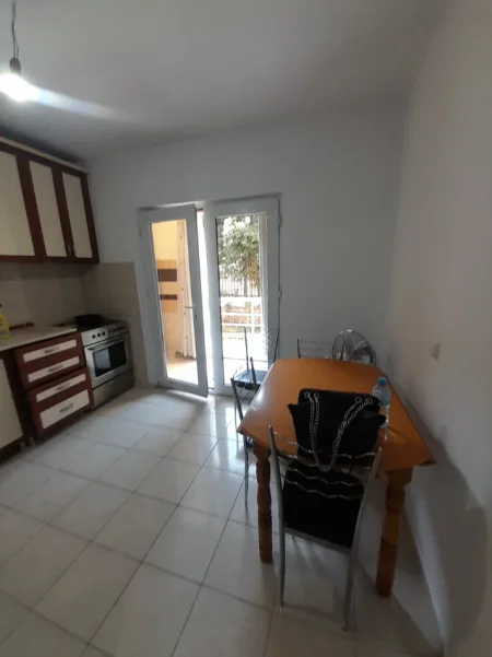 Tirane, jepet me qera apartament 2+1+2 Tualete, Kati 1 banim, 90 m² 500 € (Prane Shkolles Aleks Buda, Laprake, Tirane.)