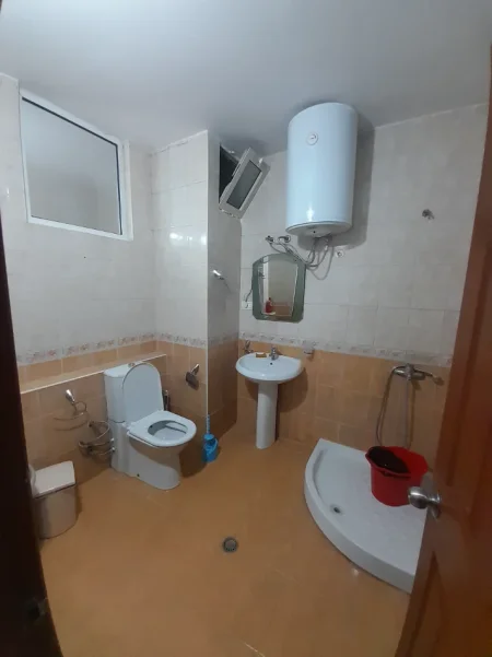 Tirane, jepet me qera apartament 2+1+2 Tualete, Kati 1 banim, 90 m² 500 € (Prane Shkolles Aleks Buda, Laprake, Tirane.)