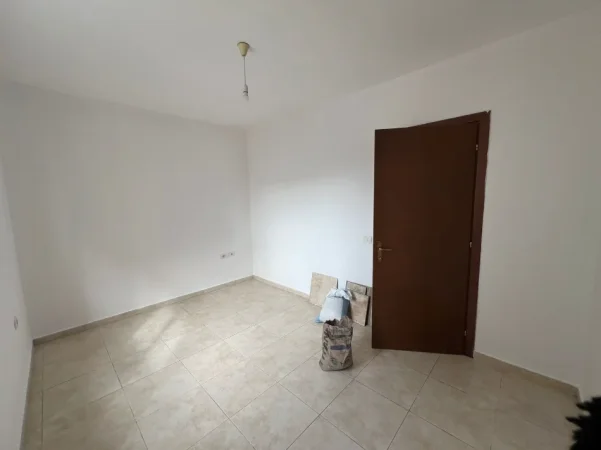 Tirane, jepet me qera zyre Kati 6, 100 m² 575 € (Rruga)