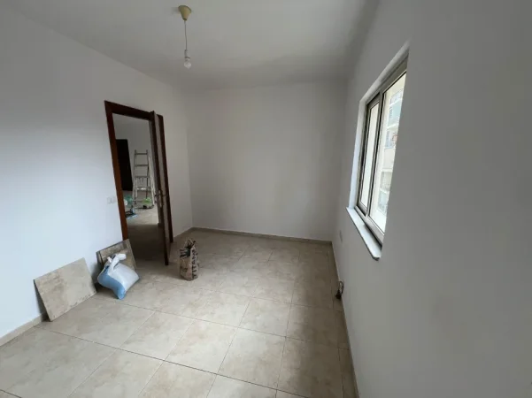 Tirane, jepet me qera zyre Kati 6, 100 m² 575 € (Rruga)