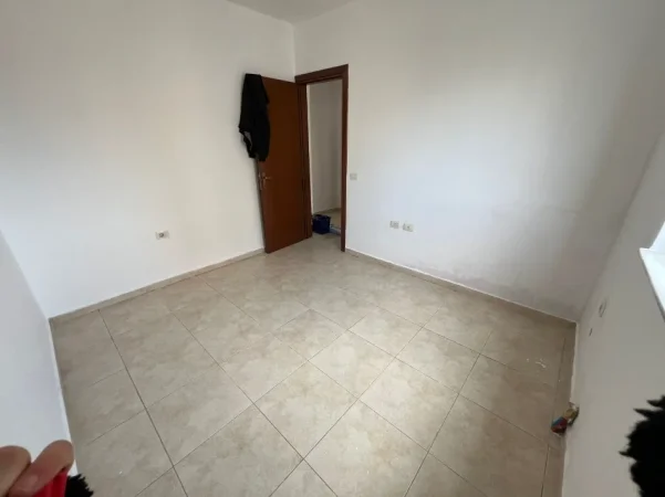 Tirane, jepet me qera zyre Kati 6, 100 m² 575 € (Rruga)