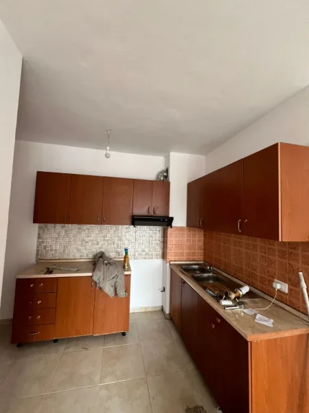 Tirane, jepet me qera zyre Kati 6, 100 m² 575 € (Rruga)
