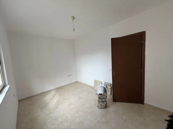 Tirane, jepet me qera zyre Kati 6, 100 m² 575 € (Rruga)
