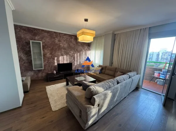 Tirane, jepet me qera apartament 2+1+Ballkon Kati 8, 105 m² 800 € 