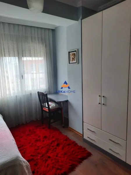 Tirane, jepet me qera apartament 2+1+Ballkon Kati 8, 105 m² 800 € 