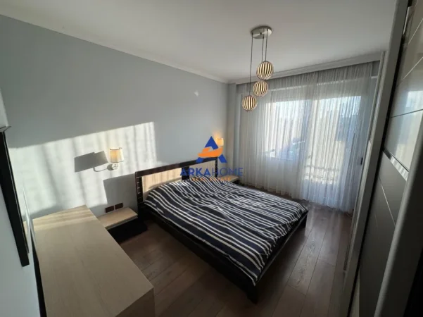Tirane, jepet me qera apartament 2+1+Ballkon Kati 8, 105 m² 800 € 