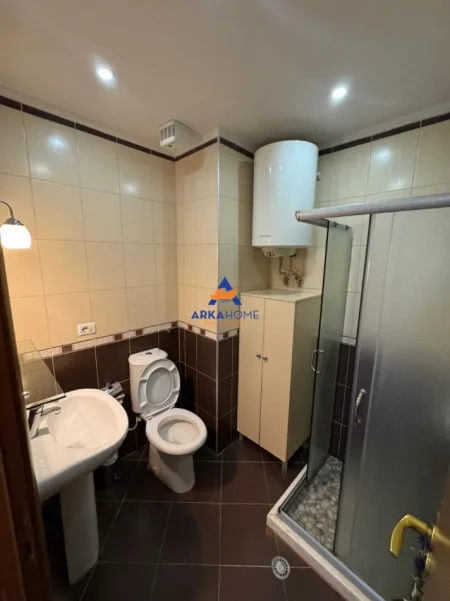 Tirane, jepet me qera apartament 2+1+Ballkon Kati 8, 105 m² 800 € 