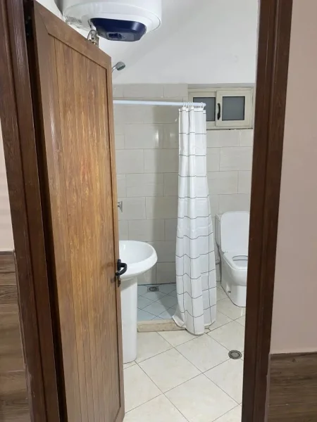 Tirane, jepet me qera apartament 1+1+Ballkon Kati 1, 65 m² 380 € (RRUGA E DIBRES)