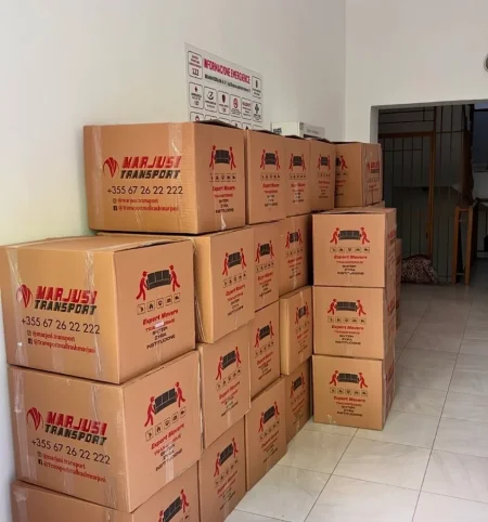 Tirane, shes Kuti Paketimi Kartoni