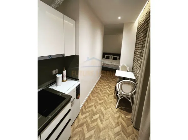 Tirane, jepet me qera apartament 3+1+Ballkon Kati 2, 150 m² 1.500 € (Komuna Parisit)