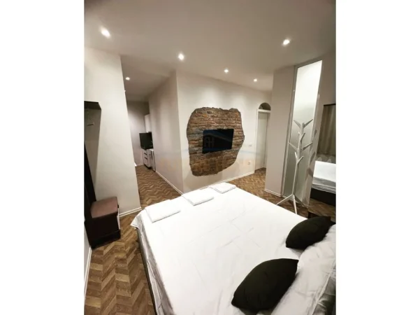 Tirane, jepet me qera apartament 3+1+Ballkon Kati 2, 150 m² 1.500 € (Komuna Parisit)