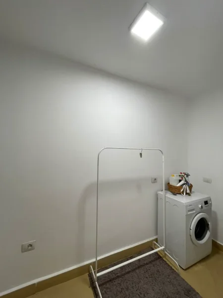 Jepet me Qera Apartament 2+1 Komod dhe i Investuar, afer Sheshit Skenderbej ne Qender te Tiranes