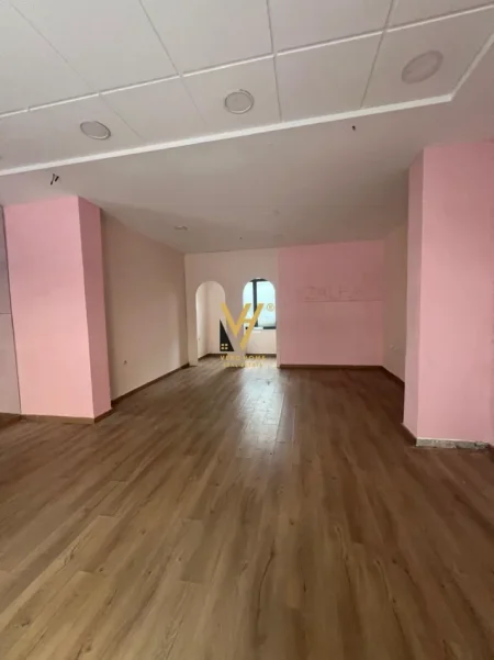 Tirane, jepet me qera dyqan Kati 0, 50 m² 570 € (KOPSHTI ZOOLOGJIK)