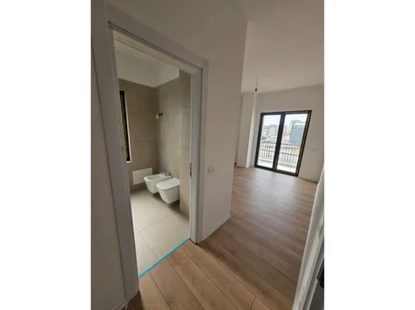Tirane, jepet me qera apartament 2+1+Ballkon Kati 4, 109 m² 1.200 € (rruga e barrikadave)