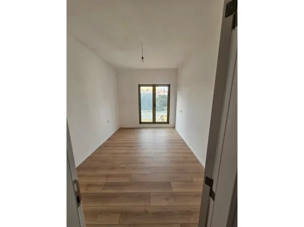 Tirane, jepet me qera apartament 2+1+Ballkon Kati 4, 109 m² 1.200 € (rruga e barrikadave)