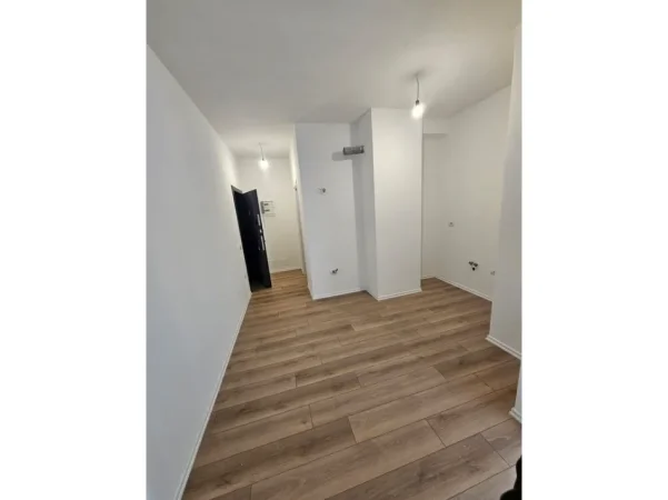 Tirane, jepet me qera apartament 2+1+Ballkon Kati 4, 109 m² 1.200 € (rruga e barrikadave)