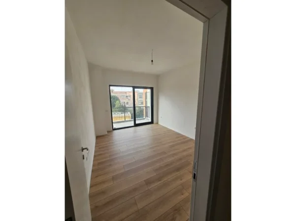 Tirane, jepet me qera apartament 2+1+Ballkon Kati 4, 109 m² 1.200 € (rruga e barrikadave)