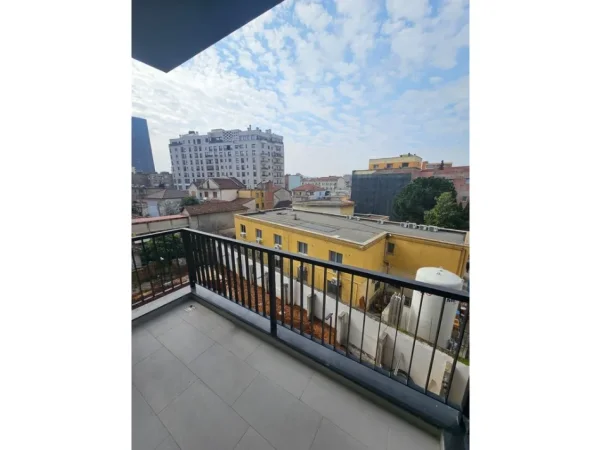 Tirane, jepet me qera apartament 2+1+Ballkon Kati 4, 109 m² 1.200 € (rruga e barrikadave)