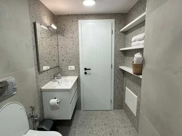 Tirane, jepet me qera apartament 1+1 Kati 3, 50 m² 550 € (Harry Fultz)
