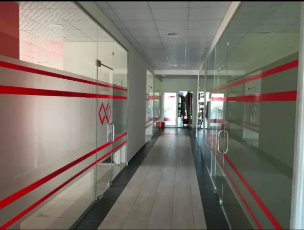 Tirane, jepet me qera zyre Kati 2, 250 m² 700 € (BULEVARDI I RI)