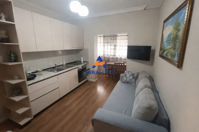 Tirane, jepet me qera apartament 1+1+Ballkon Kati 4, 60 m² 500 € 