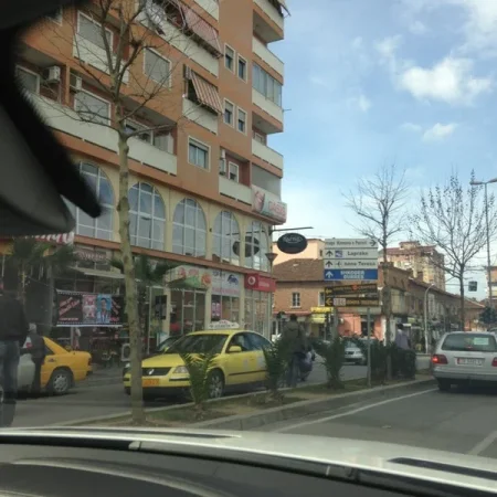 Tirane, jepet me qera apartament 1+1+Ballkon Kati 4, 60 m² 500 € 
