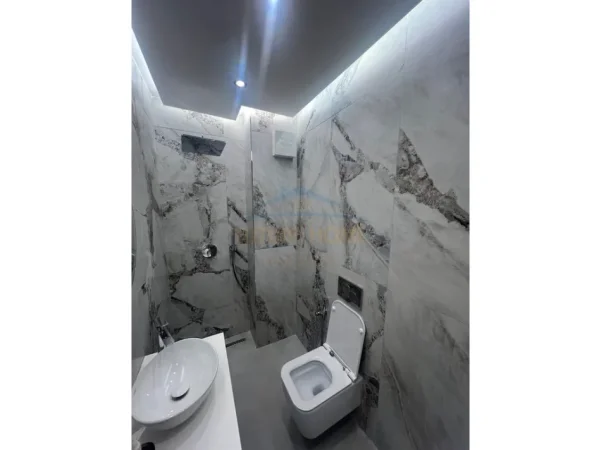 Tirane, jepet me qera apartament 2+1 Kati 8, 82 m² 1.000 € 