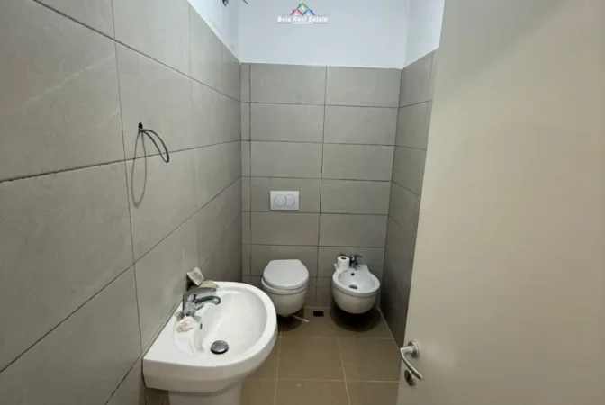 Tirane, jepet me qera zyre Kati 2, 92 m² 730 € (Rruga mahmut Fortuzi)