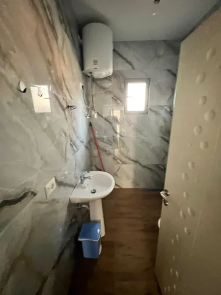 Tirane, jepet me qera apartament 1+1 Kati 1, 65 m² 400 € 