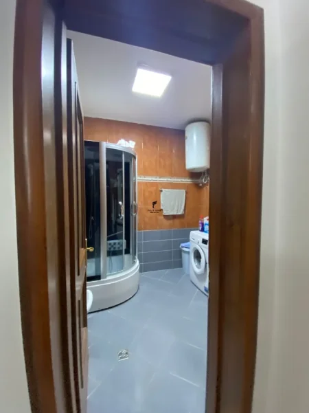 Tirane, jepet me qera apartament 1+1 Kati 9, 84 m² 1.000 € (BLLOKU)