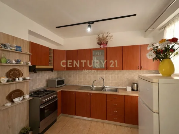 Tirane, jepet me qera apartament 2+1 Kati 3, 94 m² 550 € (laprake)