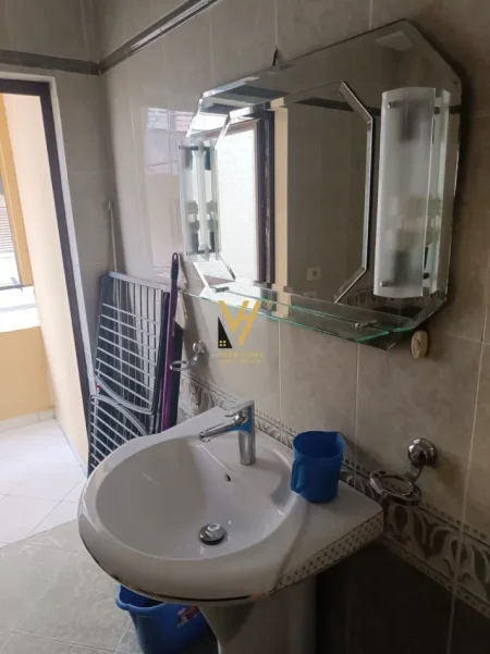 Tirane, jepet me qera apartament 1+1+Ballkon Kati 4, 60 m² 520 € (KOMUNA E PARISIT)
