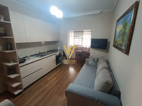 Tirane, jepet me qera apartament 1+1+Ballkon Kati 4, 60 m² 520 € (KOMUNA E PARISIT)