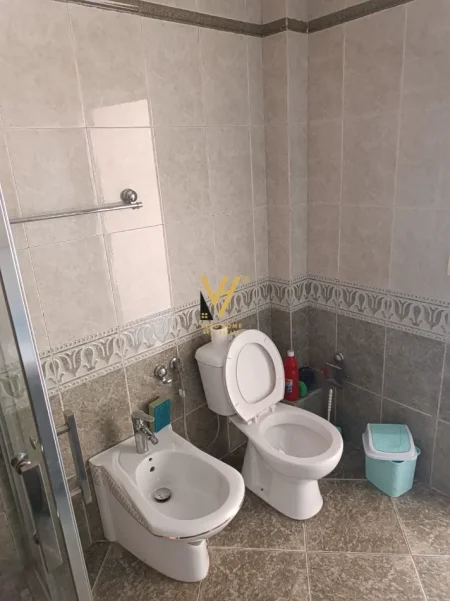 Tirane, jepet me qera apartament 1+1+Ballkon Kati 4, 60 m² 520 € (KOMUNA E PARISIT)
