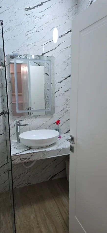 Tirane, jepet me qera apartament 3+1+Ballkon Kati 2, 118 m² 950 € (kodra e diellit)