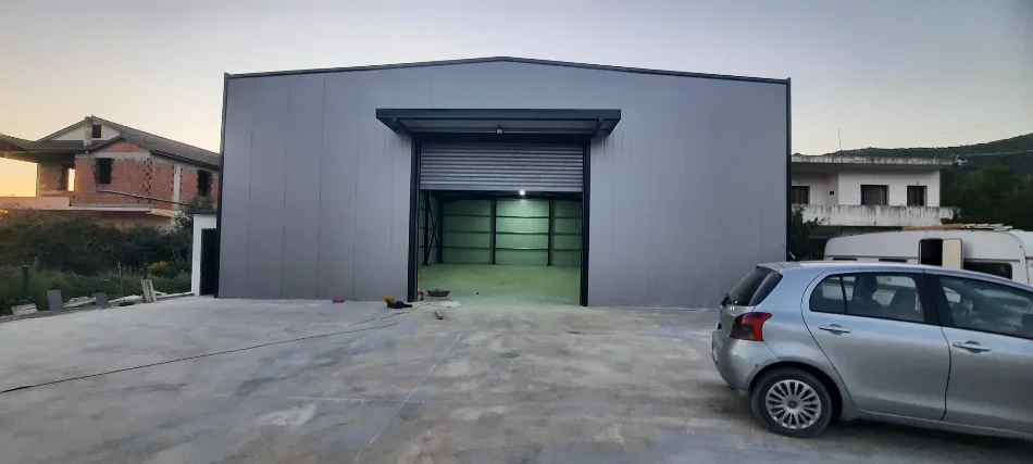 Tirane, jepet me qera magazine Kati 0, 400 m² 2.000 € (E arbrit)