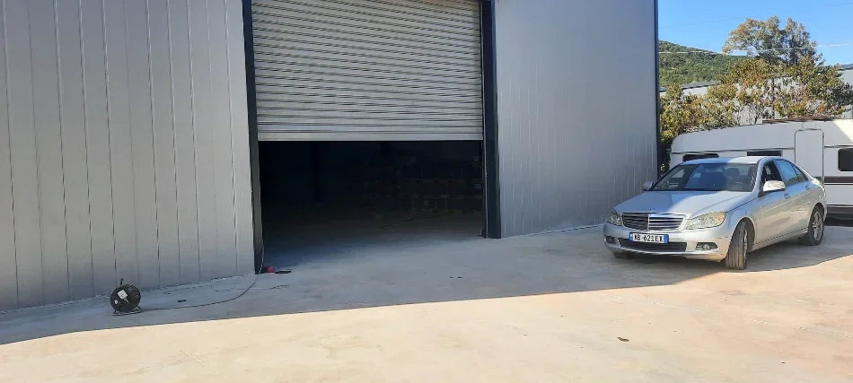 Tirane, jepet me qera magazine Kati 0, 400 m² 2.000 € (E arbrit)